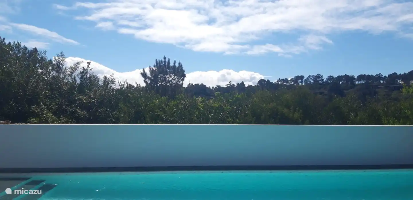 Zen am Pool; gegen die Wand mit den Füßen im Wasser