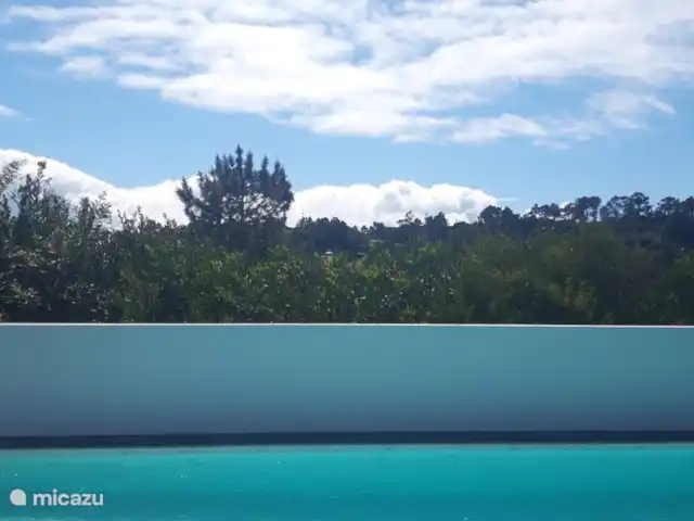 Villa Vale da Ponte en Portugal, Costa de Prata, Foz do Arelho - villa zen junto a la piscina; contra la pared con los pies en el agua