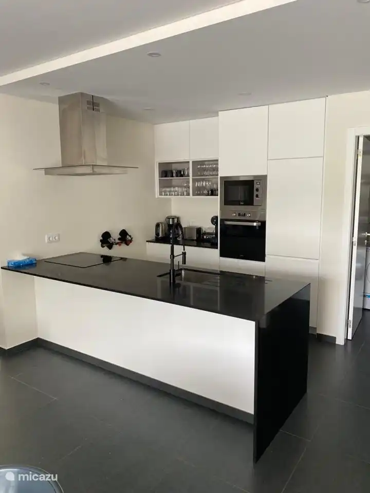 elegante Küche, komplett ausgestattet