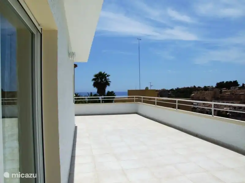 Grande terrasse à côté de la chambre