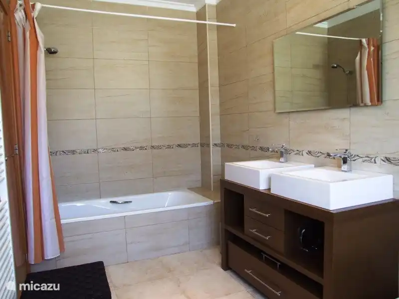 Salle de bain avec baignoire