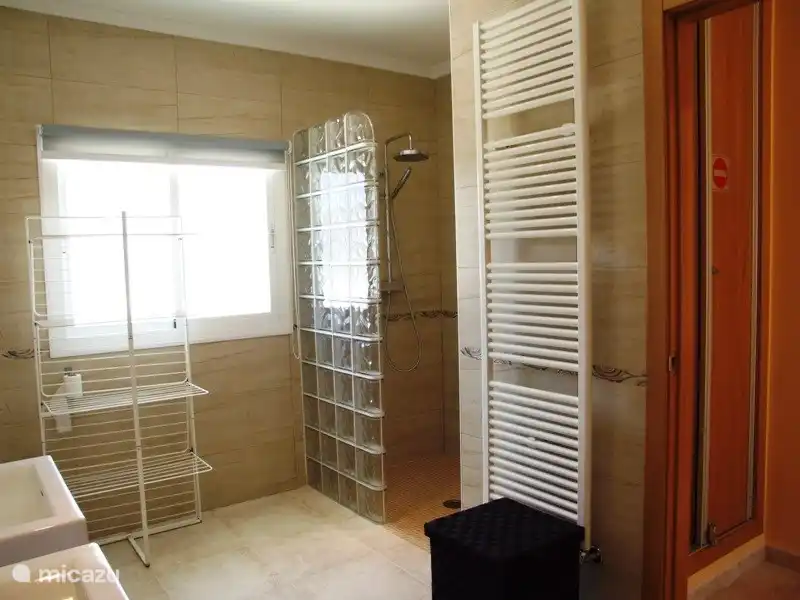 Salle de bain avec douche à l'italienne