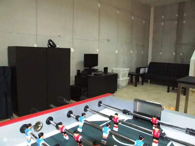 Salle séparée au rez-de-chaussée avec billard, poker et table de ping-pong