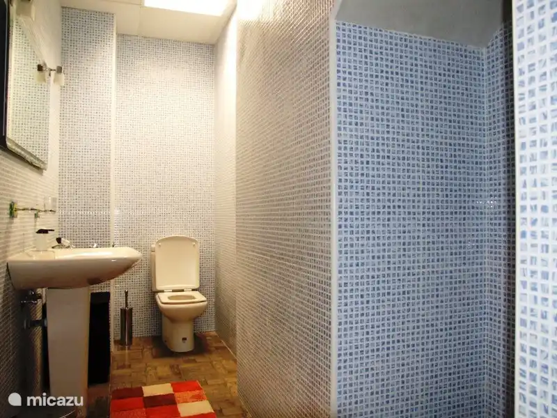 Douche séparée en bas dans la salle de jeux