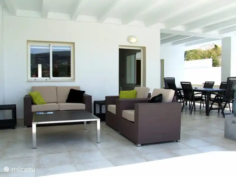 Salon confortable et table à manger