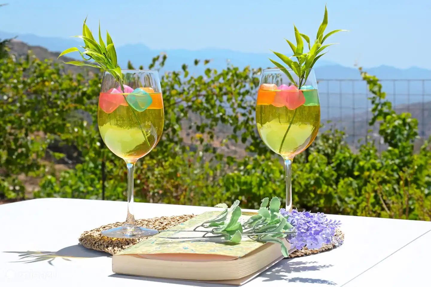 Reizen is naar jezelf kijken tegen een andere achtergrond.