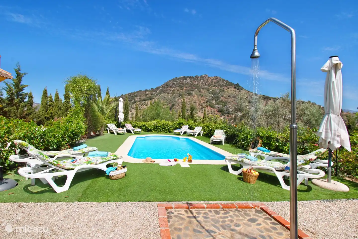 Een verfrissende duik in het zwembad en je voelt je als herboren.