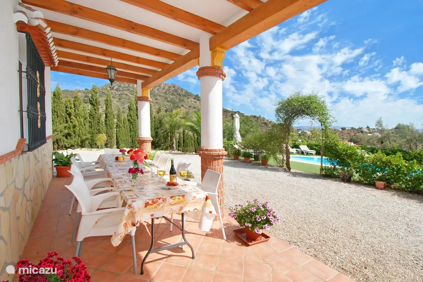 Het ruime overdekte terras, een heerlijke plek om samen 'al fresco' te dineren.