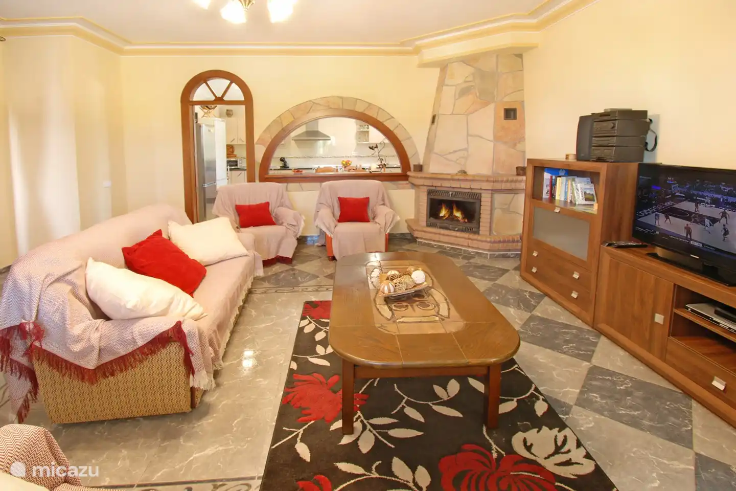 Kom binnen in onze gezellige ruime woonkamer met open haard en halfopen keuken.