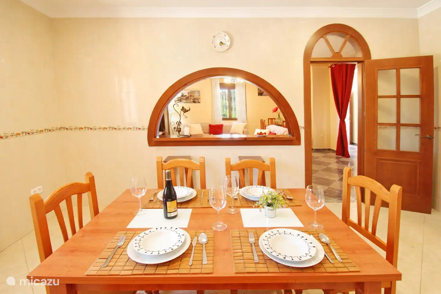 Nu stappen we binnen in de keuken.