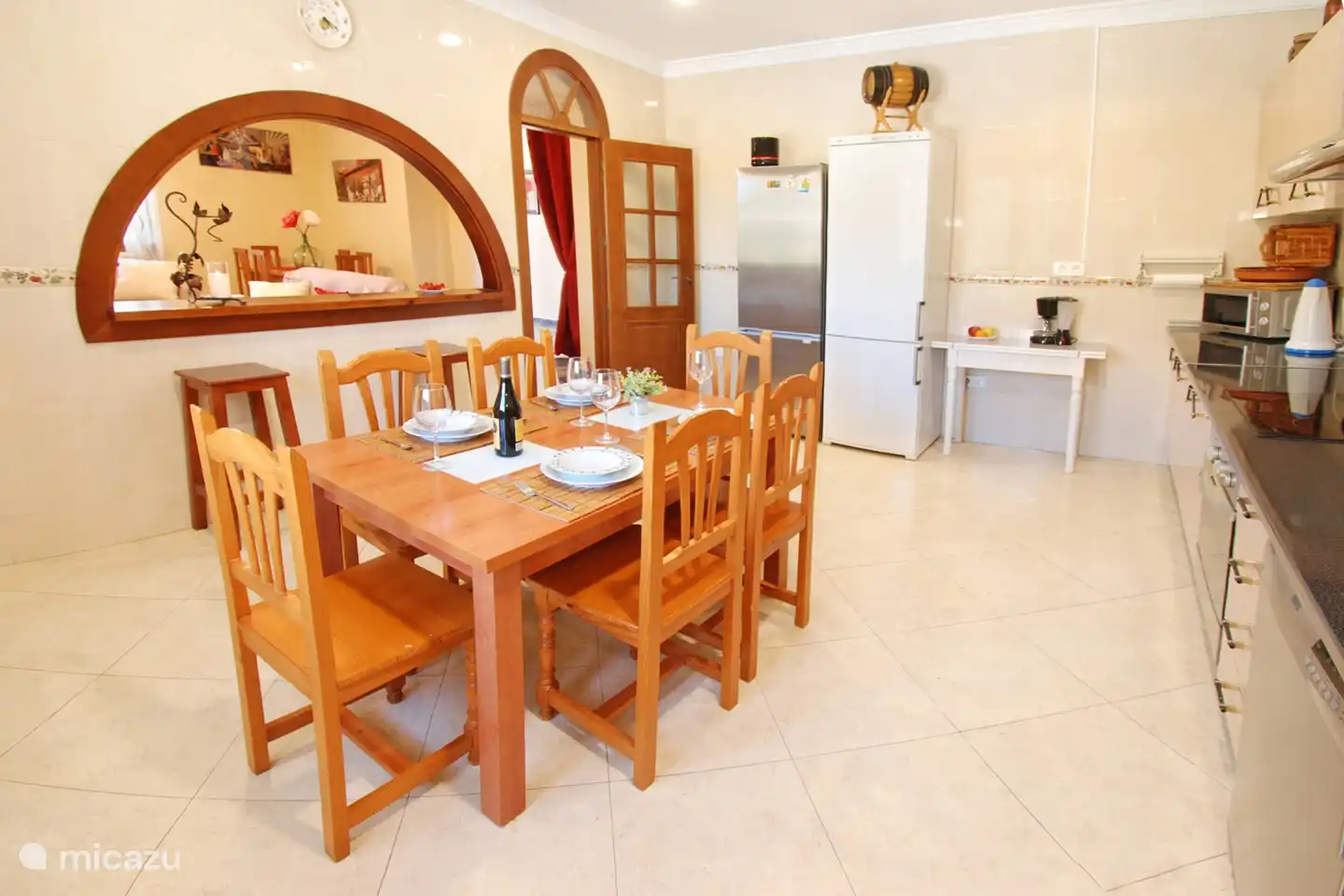 Ook hier heb je een eethoek en een paar krukken bij de doorgeefboog...wie weet voor een vroeg aperitief....