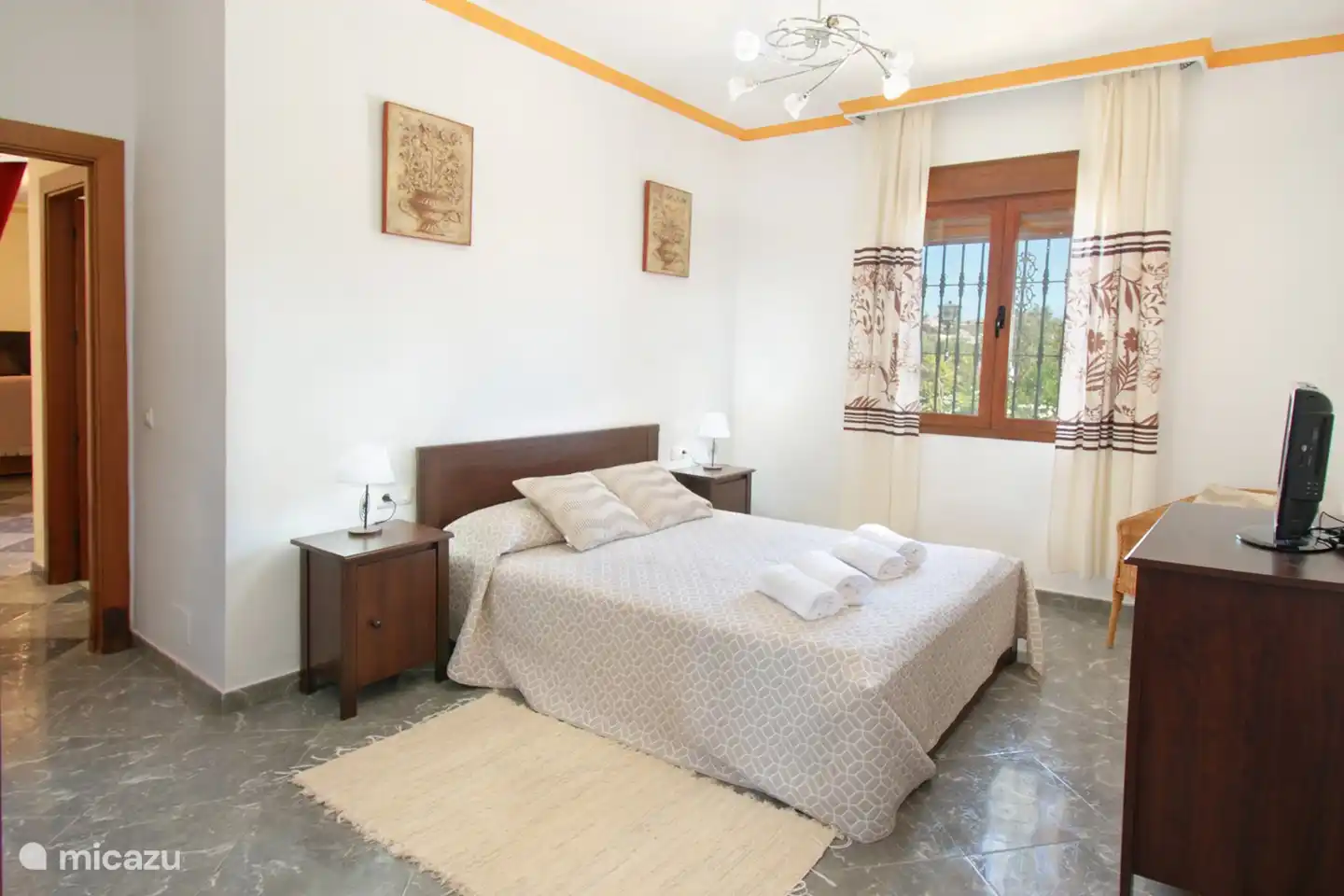 Naast deze slaapkamer is ook een badkamer. Handig, niet?