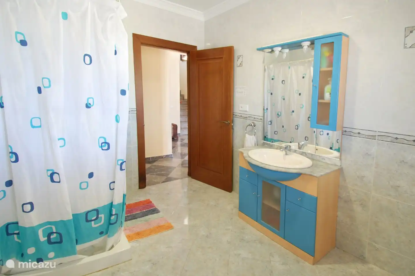 Beneden-badkamer met douche en toilet. 