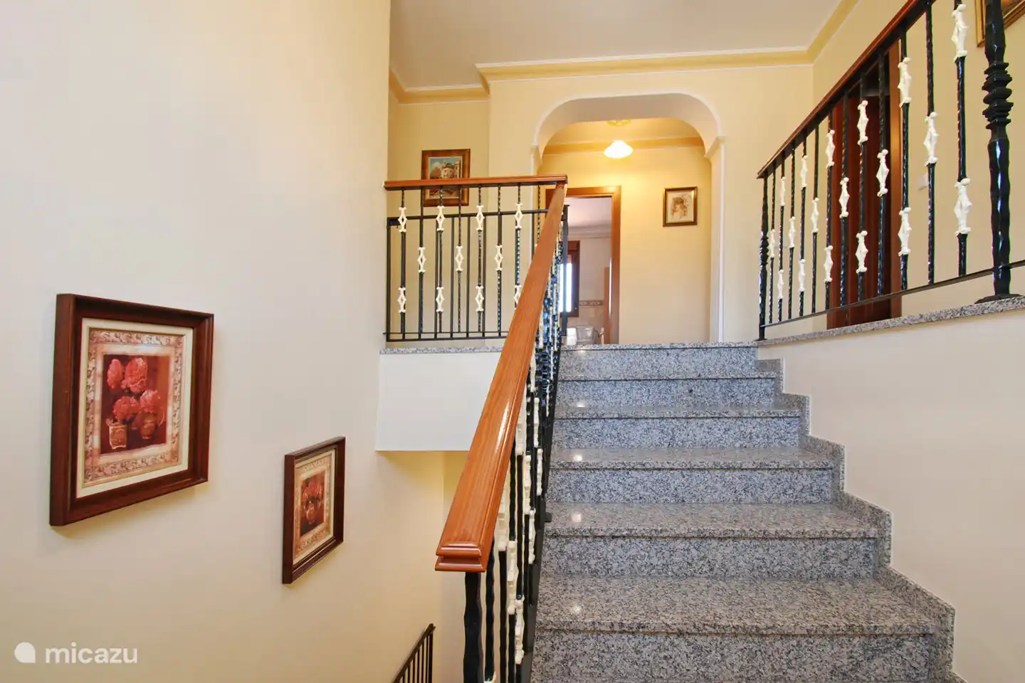 Nu gaan we via de traphal naar de bovenverdieping