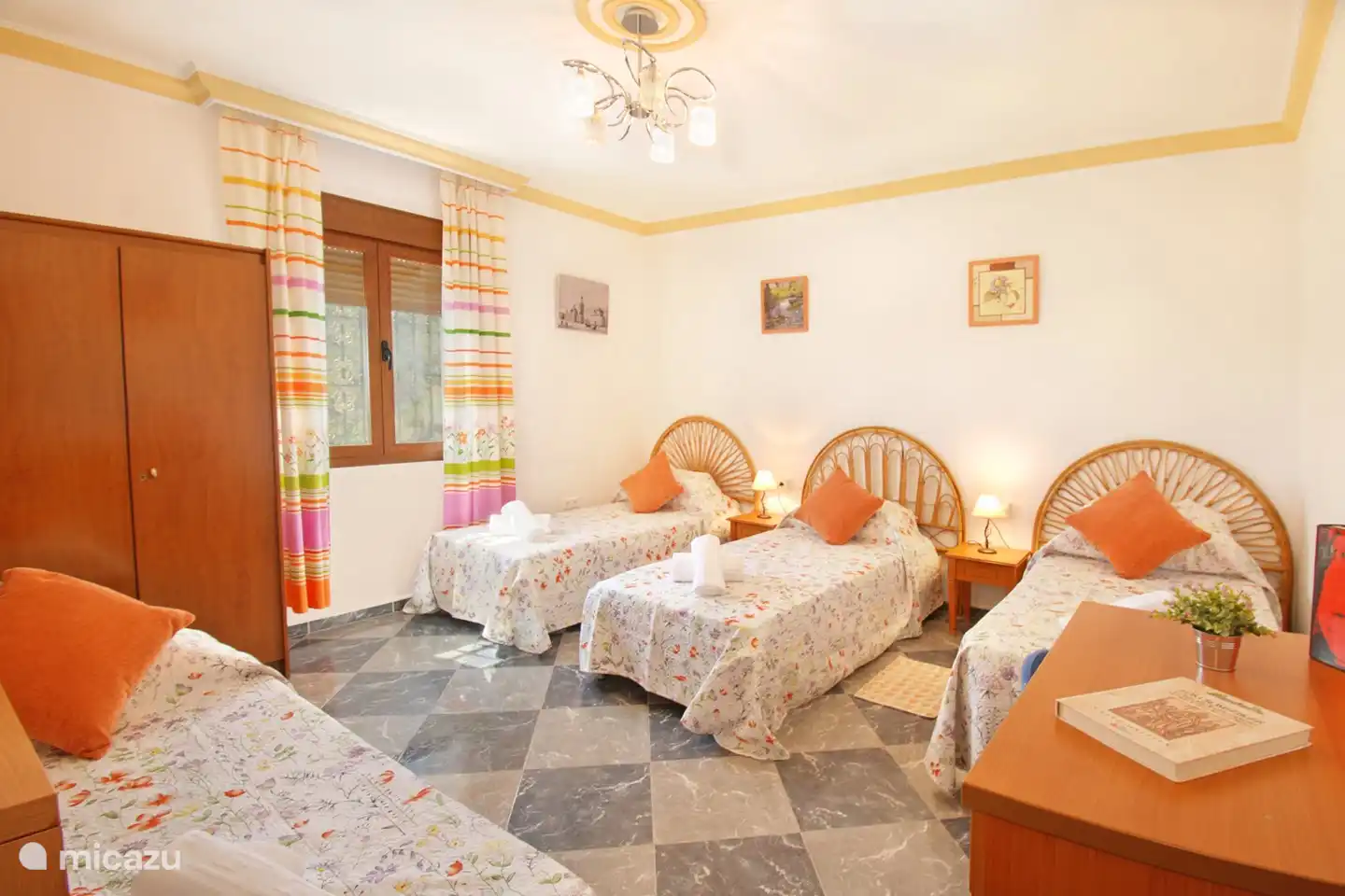 Dit is de gedeelde slaapkamer met meerdere eenpersoonsbedden en een bureau. Een coole plek voor jeugdige reizigers.