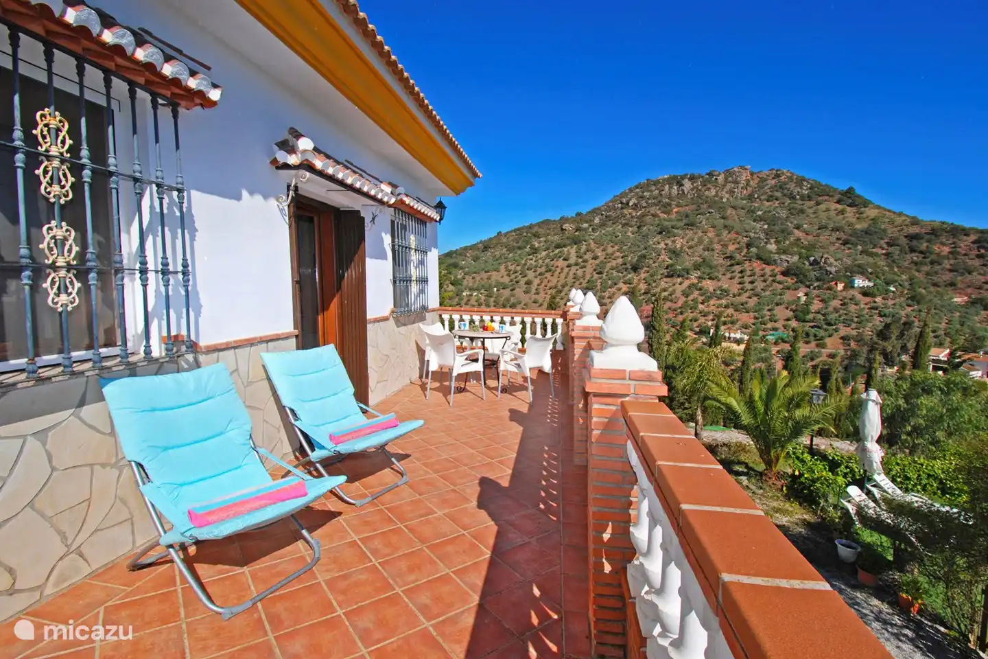 Privé balkon bij deze slaapkamer.