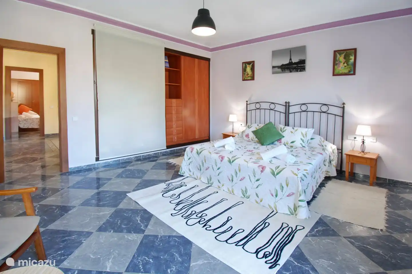 Er is een grote inbouwkleerkast in deze kamer.