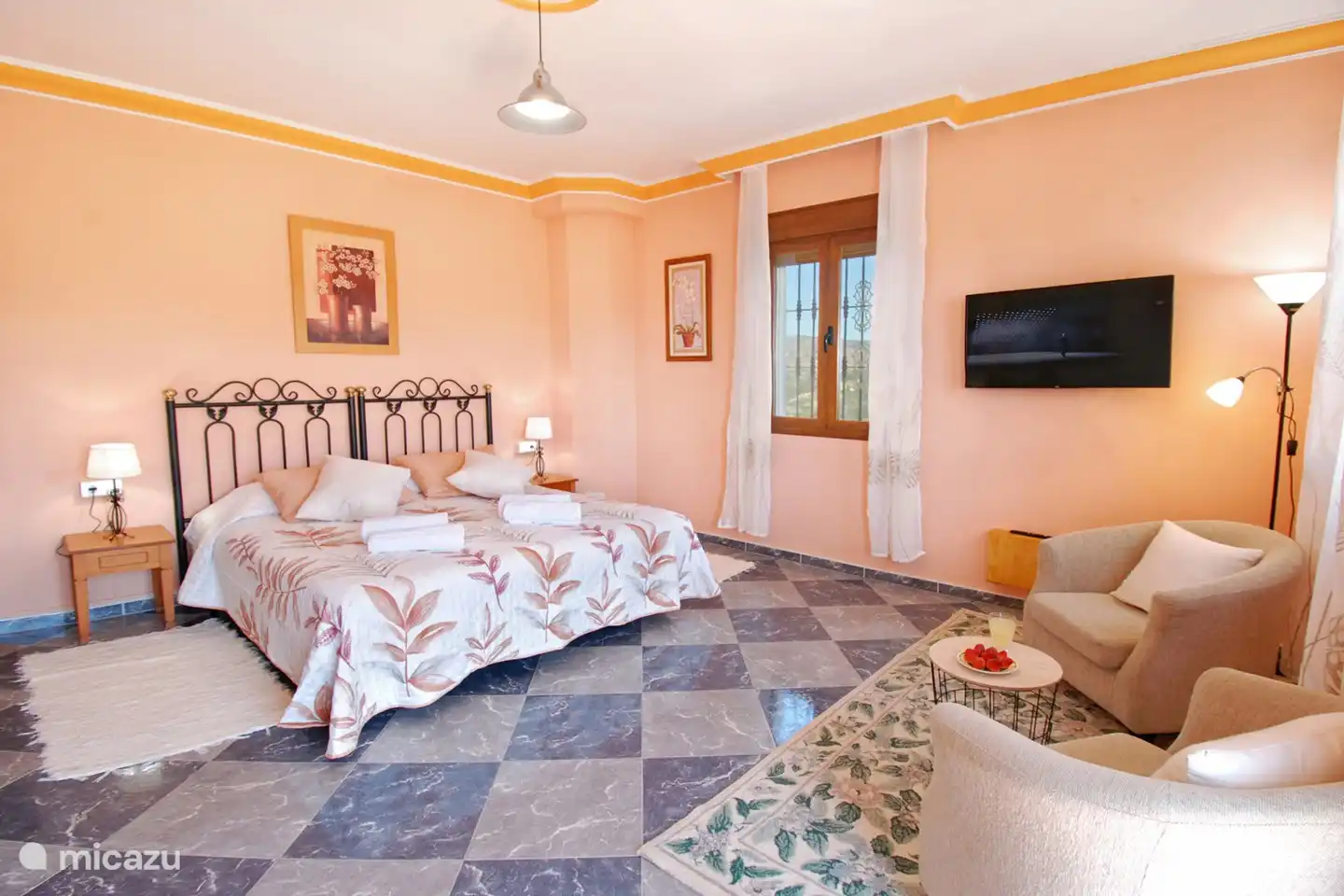 Onze master-badkamer met privé salon, tv en groot privé terras. 