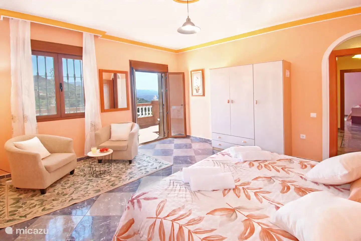 Onze ruime master-slaapkamer is een heerlijke plek om te ontspannen en tot rust te komen. 