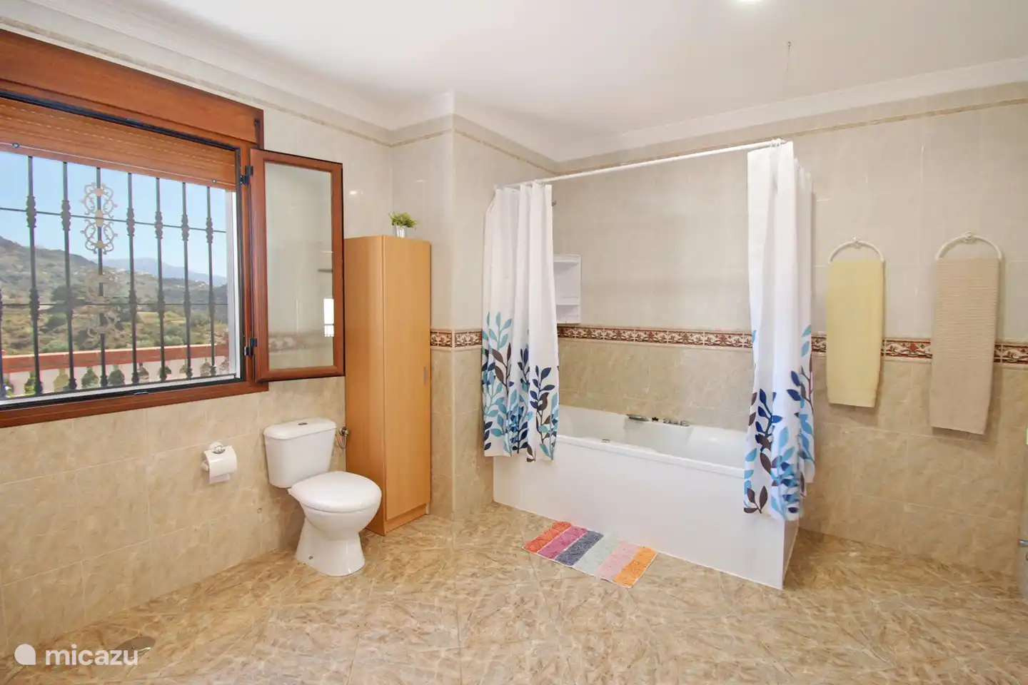 De tweede badkamer op de eerste verdieping met bubbel-ligbad, bidet en toilet. 