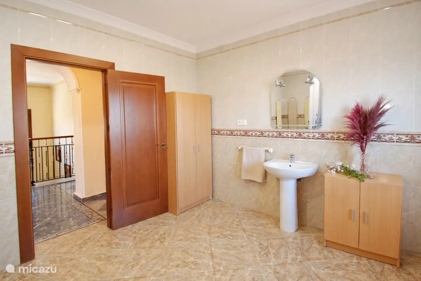 Onze beide badkamers zijn zeer ruim en licht. 