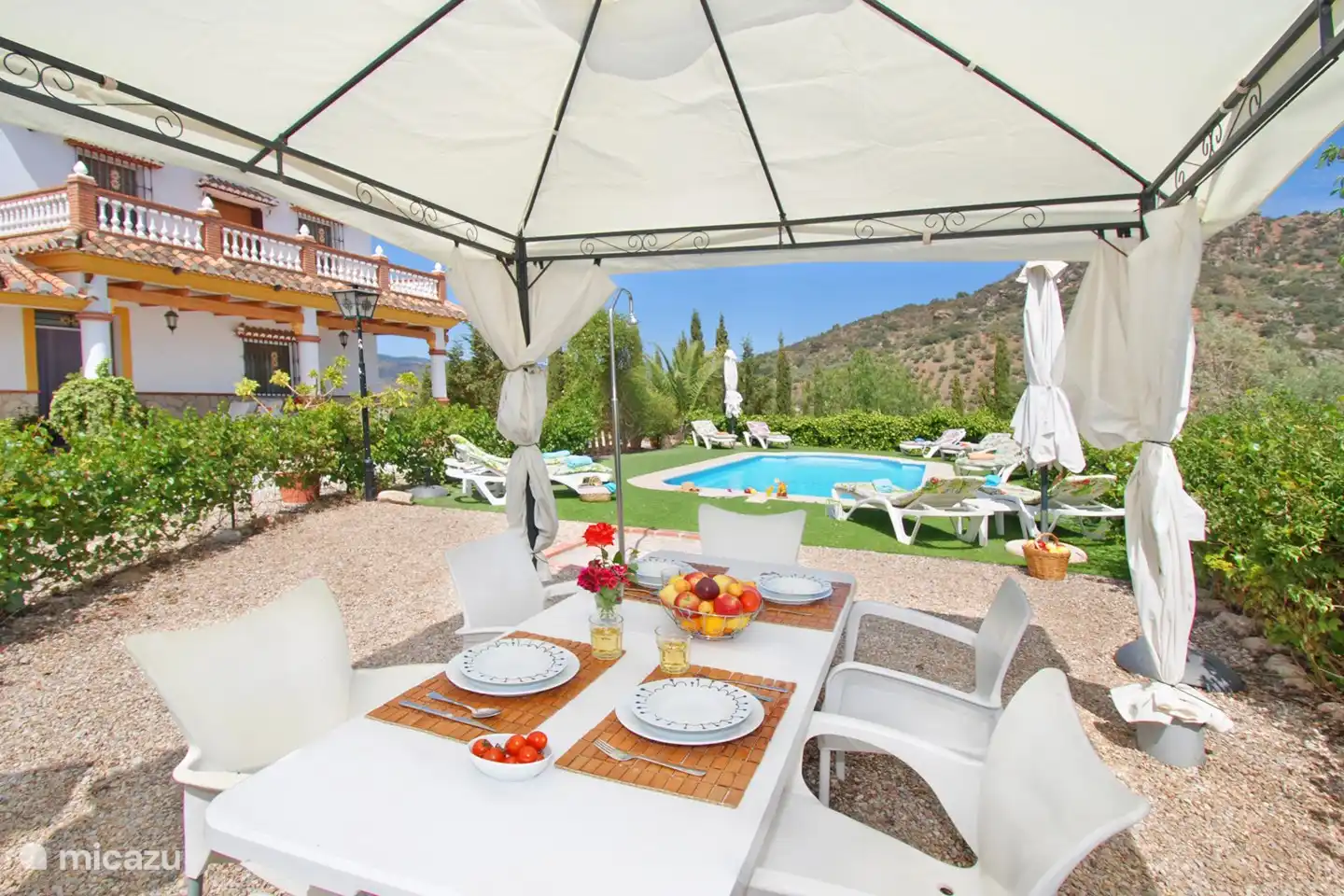 Er zijn verschillende eethoeken buiten en binnen.