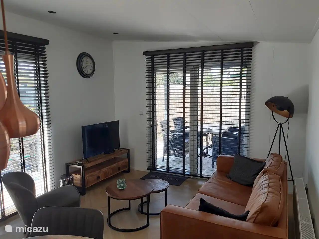 Wohnzimmer mit TV und eigenem Internet