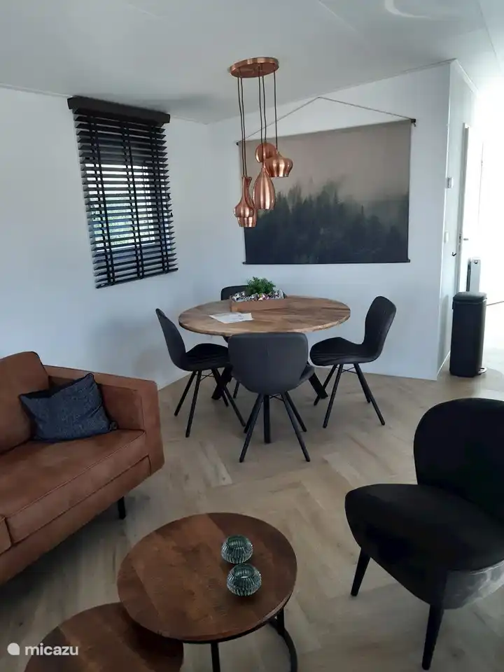 Genießen Sie Frühstück und Abendessen im gemütlichen Essbereich