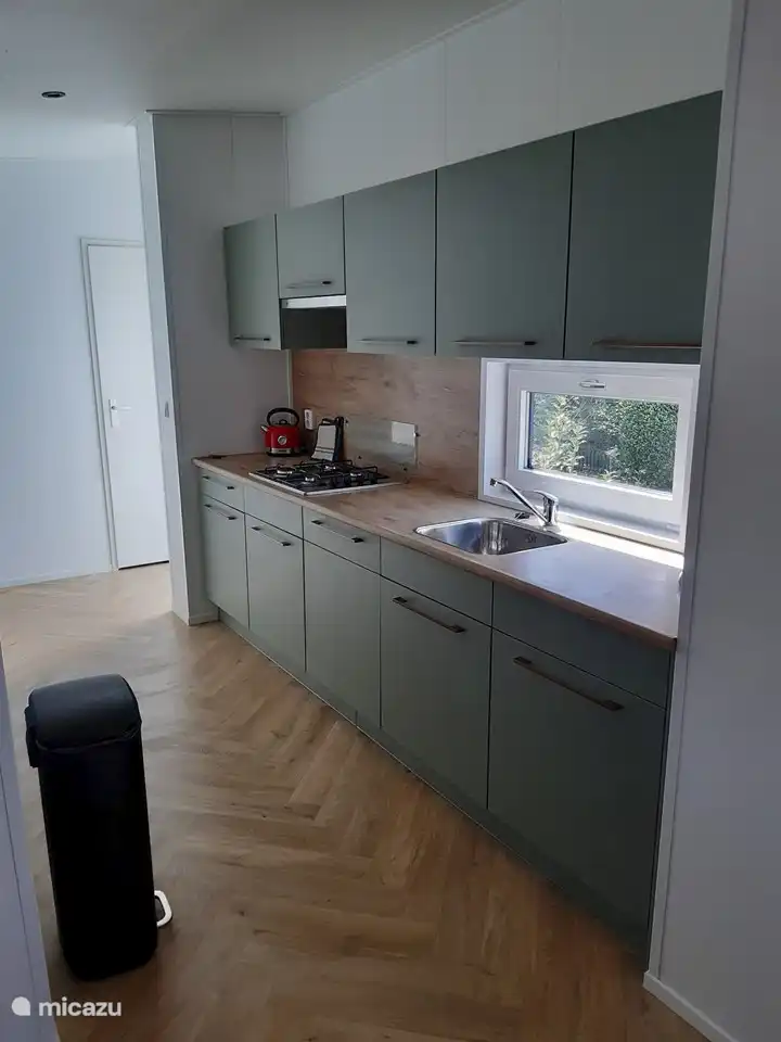 Moderne Küche mit Waschmaschine, Backofen und Kühlschrank