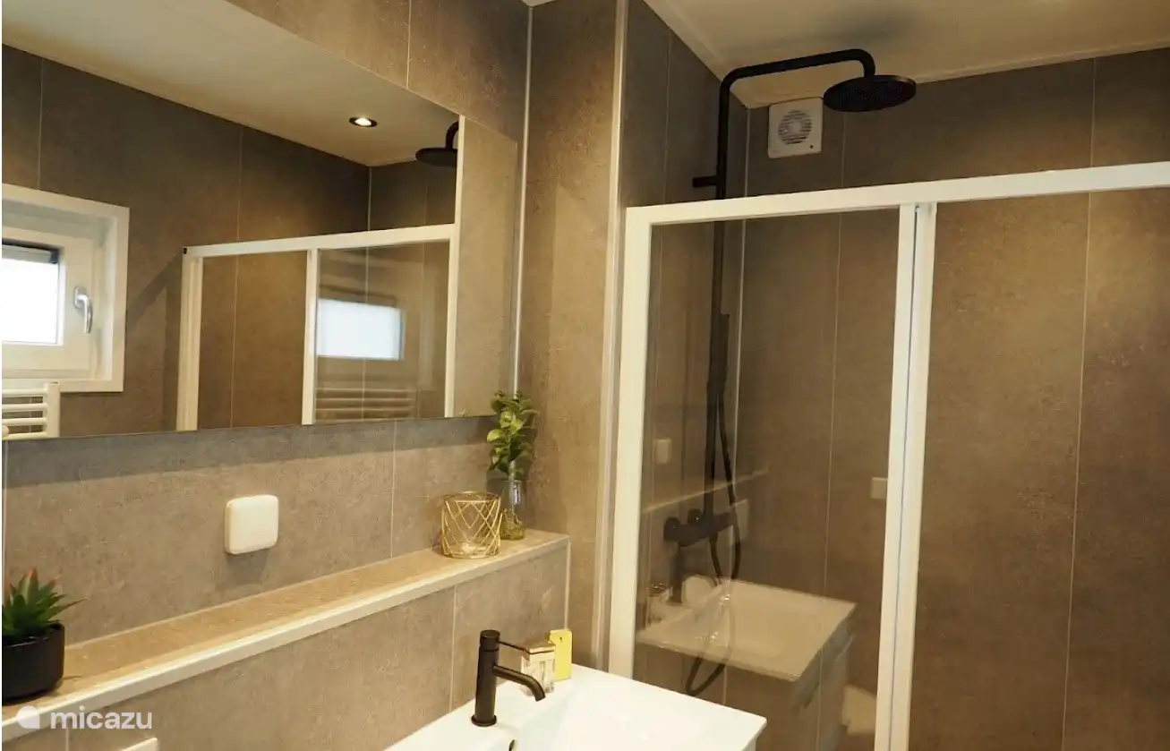 Geräumiges Badezimmer mit Dusche