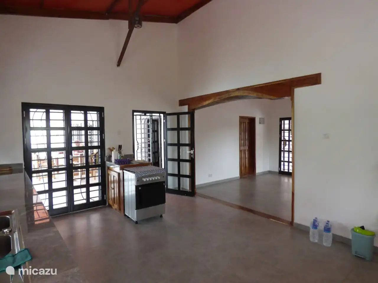 Die geräumige Küche mit Durchgang zum Wohnzimmer. Der Gasherd mit Backofen bietet die Möglichkeit, köstliche Mahlzeiten zuzubereiten