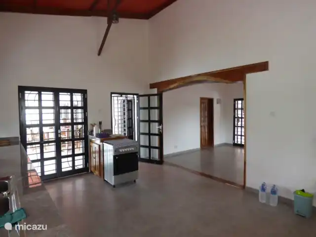 Maison du jardin fleuri | Gambie, Région côtière, Sanyang - villa La cuisine spacieuse avec le passage vers le salon. La cuisinière à gaz avec four où de délicieux repas peuvent être préparés