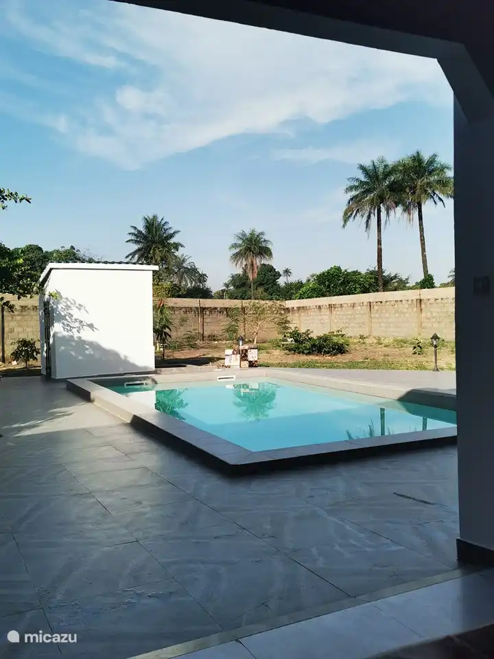 Der große Swimmingpool mit dem Poolhaus, auf dem bald ein wunderschönes Wandgemälde zu sehen sein wird. Der Garten ist daher mit Gras und vielen Zitrusbäumen und blühenden Pflanzen ausgestattet