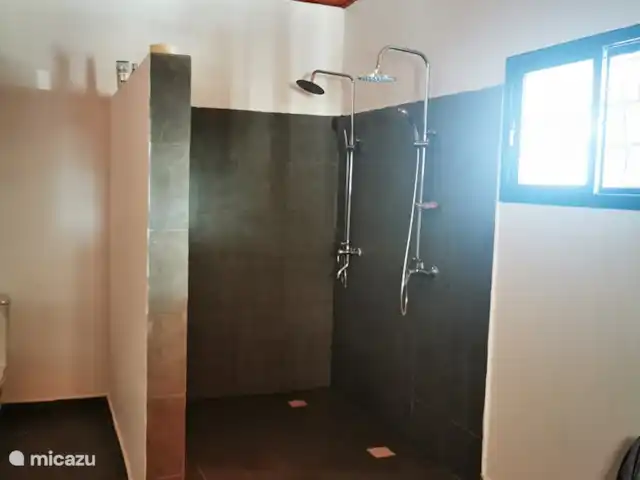 Maison du jardin fleuri | Gambie, Région côtière, Sanyang - villa La salle de bain de la chambre principale avec douche double et lavabo et meuble. La machine à laver se trouve également ici