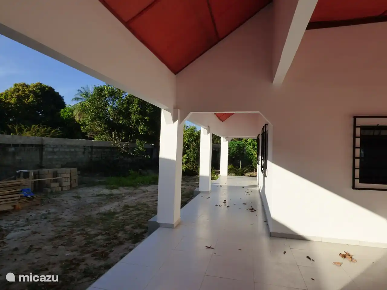 Rund um das Haus verlaufen weitläufige Wege, die alle gefliest sind und der Garten ist nun auf allen Seiten des Hauses wunderschön bewachsen