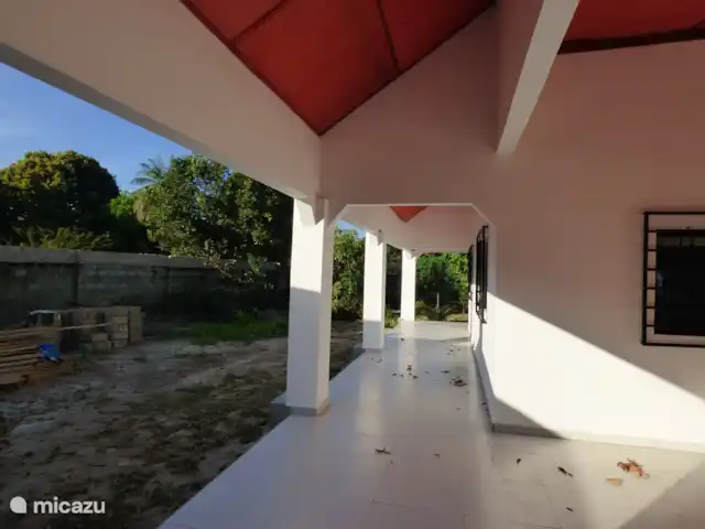 Maison du jardin fleuri | Gambie, Région côtière, Sanyang - villa Autour de la maison, des allées spacieuses toutes carrelées et le jardin maintenant magnifiquement envahi de tous les côtés de la maison