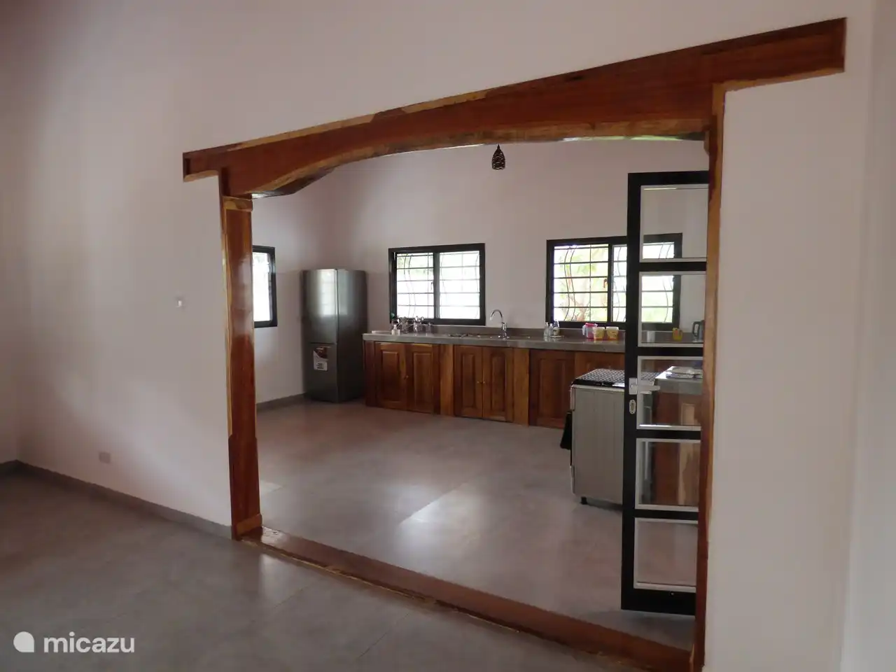 Blick vom Wohnzimmer auf die Küche