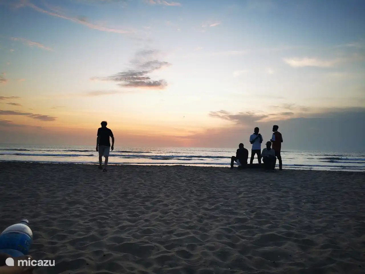 Die Nacht bricht wunderbar ruhig am Strand an und genießt dies