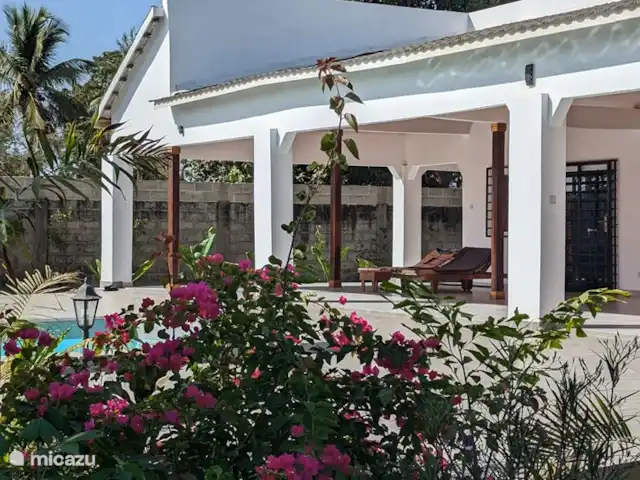 Maison du jardin fleuri | Gambie, Région côtière, Sanyang - villa Les transats pour se détendre après un plongeon dans la piscine ou tout simplement se détendre