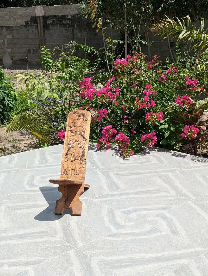 Ein origineller Holzstuhl, herrlich in der Morgensonne mit einem Buch oder einfach beim Nichtstun