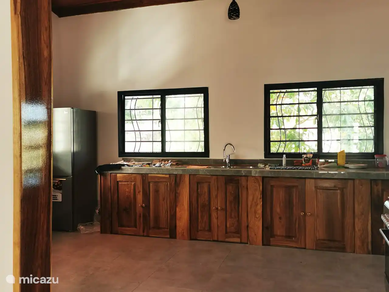 Die geräumige Küche mit einer großen Steinarbeitsplatte. Der geräumige Kühlschrank mit Gefrierfach. Der Einbau-Geschirrspüler.