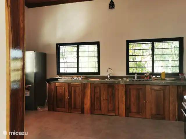 Maison du jardin fleuri | Gambie, Région côtière, Sanyang - villa La cuisine spacieuse avec un grand plan de travail en pierre. Le réfrigérateur spacieux avec compartiment congélateur. Le lave-vaisselle intégré.