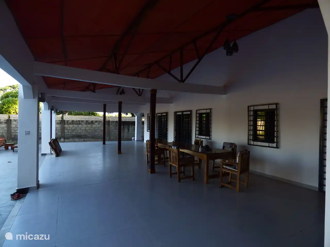 Die großzügige Terrasse mit Esstisch und stimmungsvoller Beleuchtung