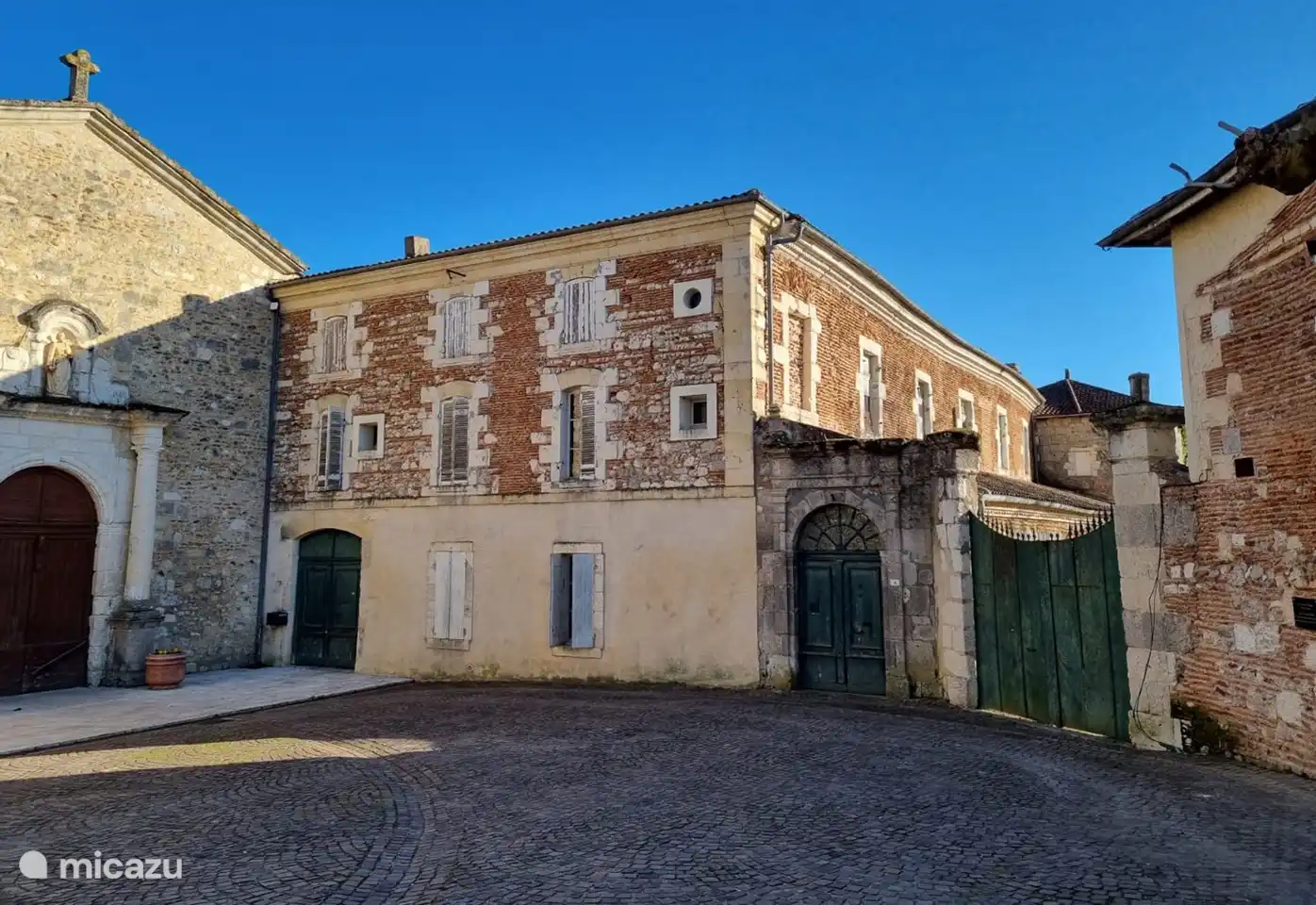 Das Ferienhaus, von dem einige Schlafzimmer den Kirchplatz überblicken.