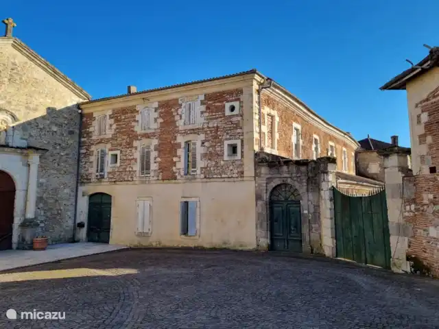 Abbaye de Clairac | France, Lot-et-Garonne, Clairac - manoir / château Le gîte dont certaines chambres donnent sur la place de l'église.
