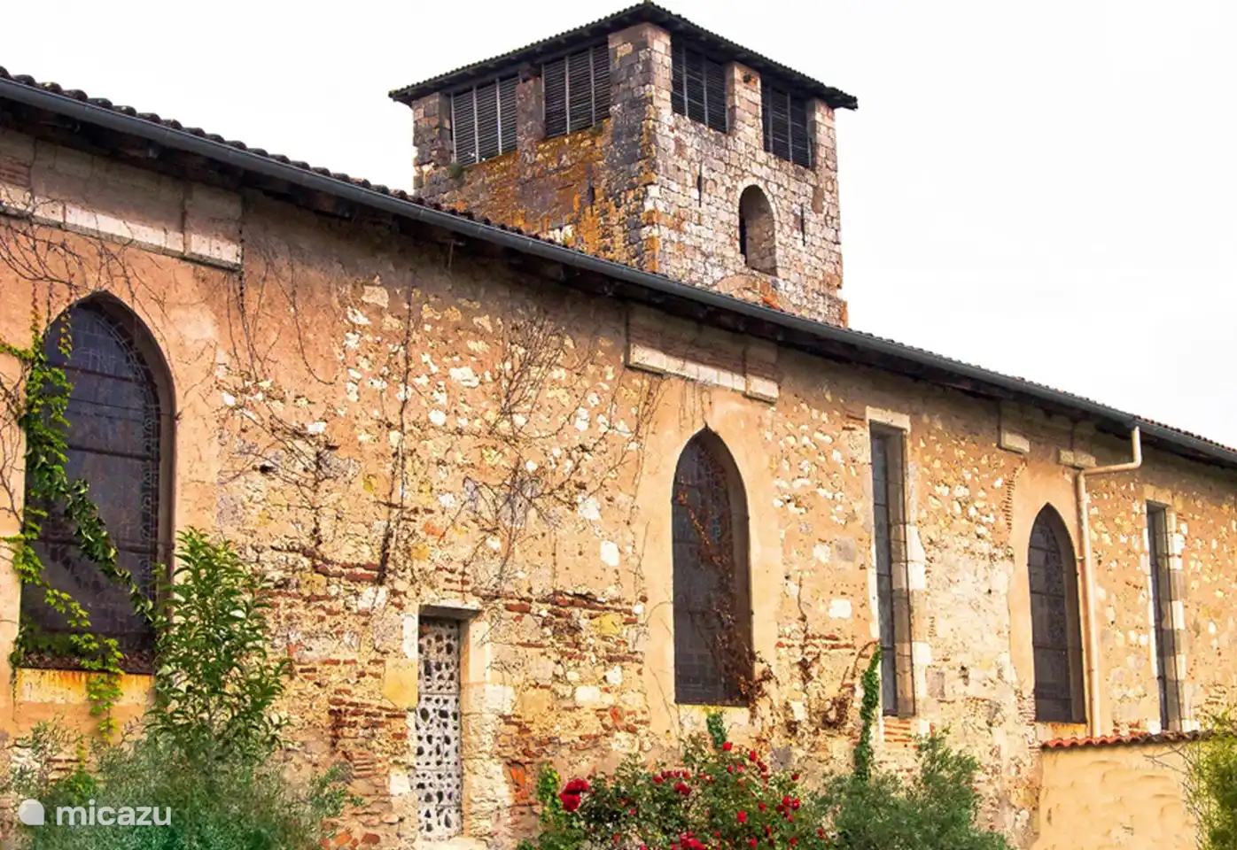 Der Klostergarten mit Blick auf die Kirche.