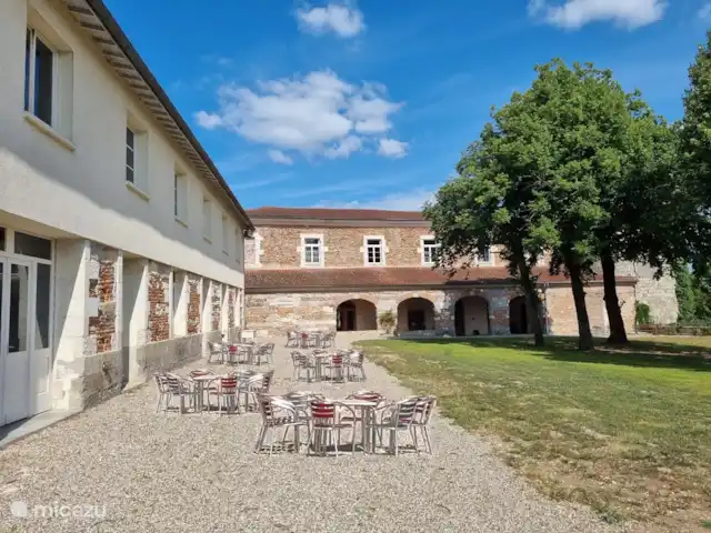 Abbaye de Clairac | France, Lot-et-Garonne, Clairac - manoir / château La terras du jardin de la cour