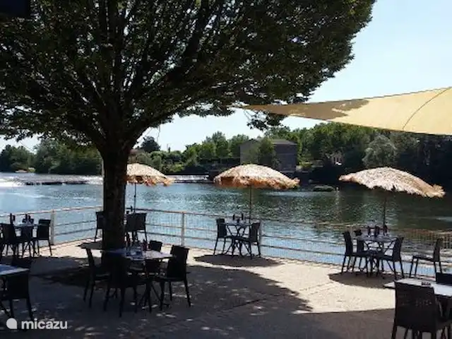 Abbaye de Clairac | France, Lot-et-Garonne, Clairac - manoir / château La terrasse à la plage située à deux pas de l'abbaye.