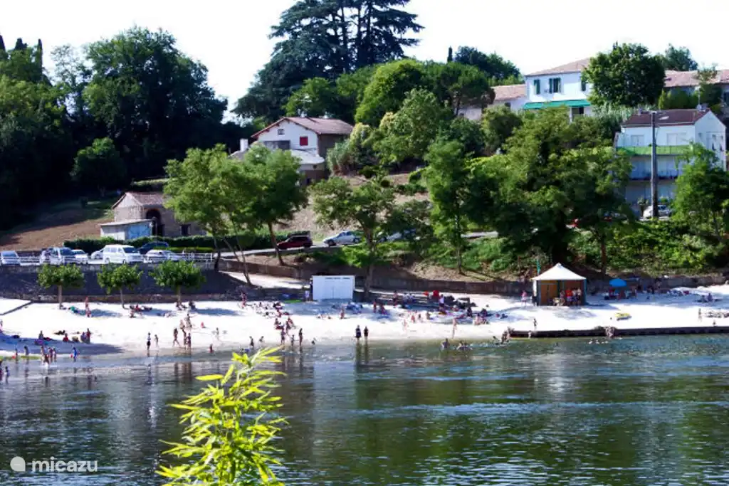 Der Strand auf dem Lot befindet sich neben der Abtei.