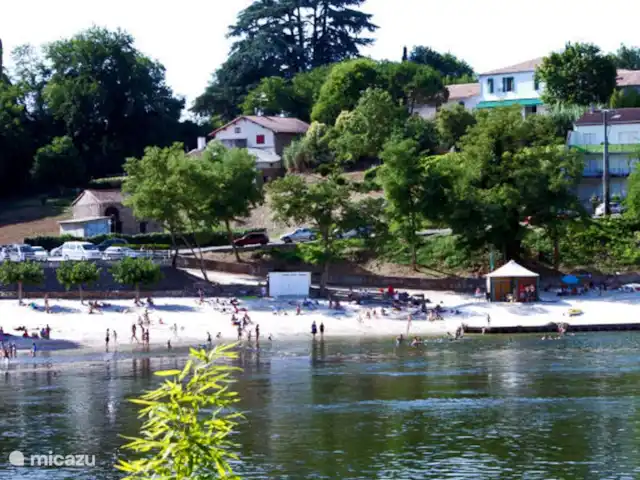 Abbaye de Clairac | France, Lot-et-Garonne, Clairac - manoir / château La plage sur le Lot située à côté de l'abbaye.